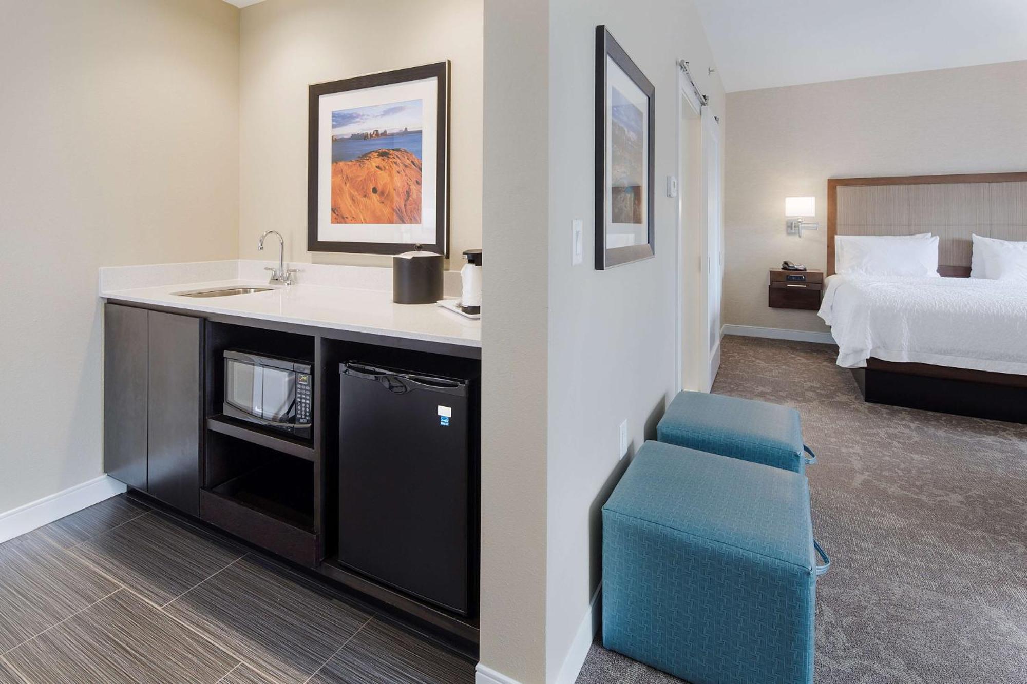 Hampton & - Powell Hotel