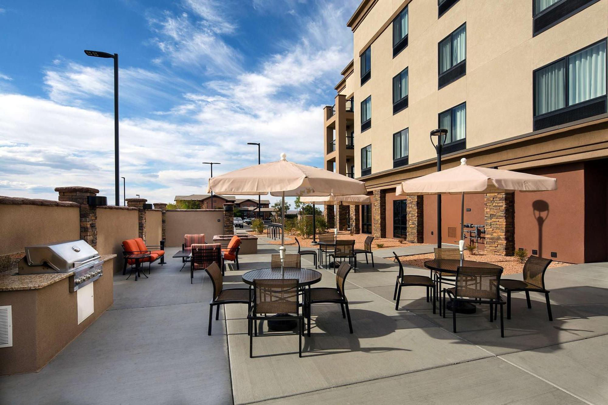 Hotel Hampton & - Powell Page